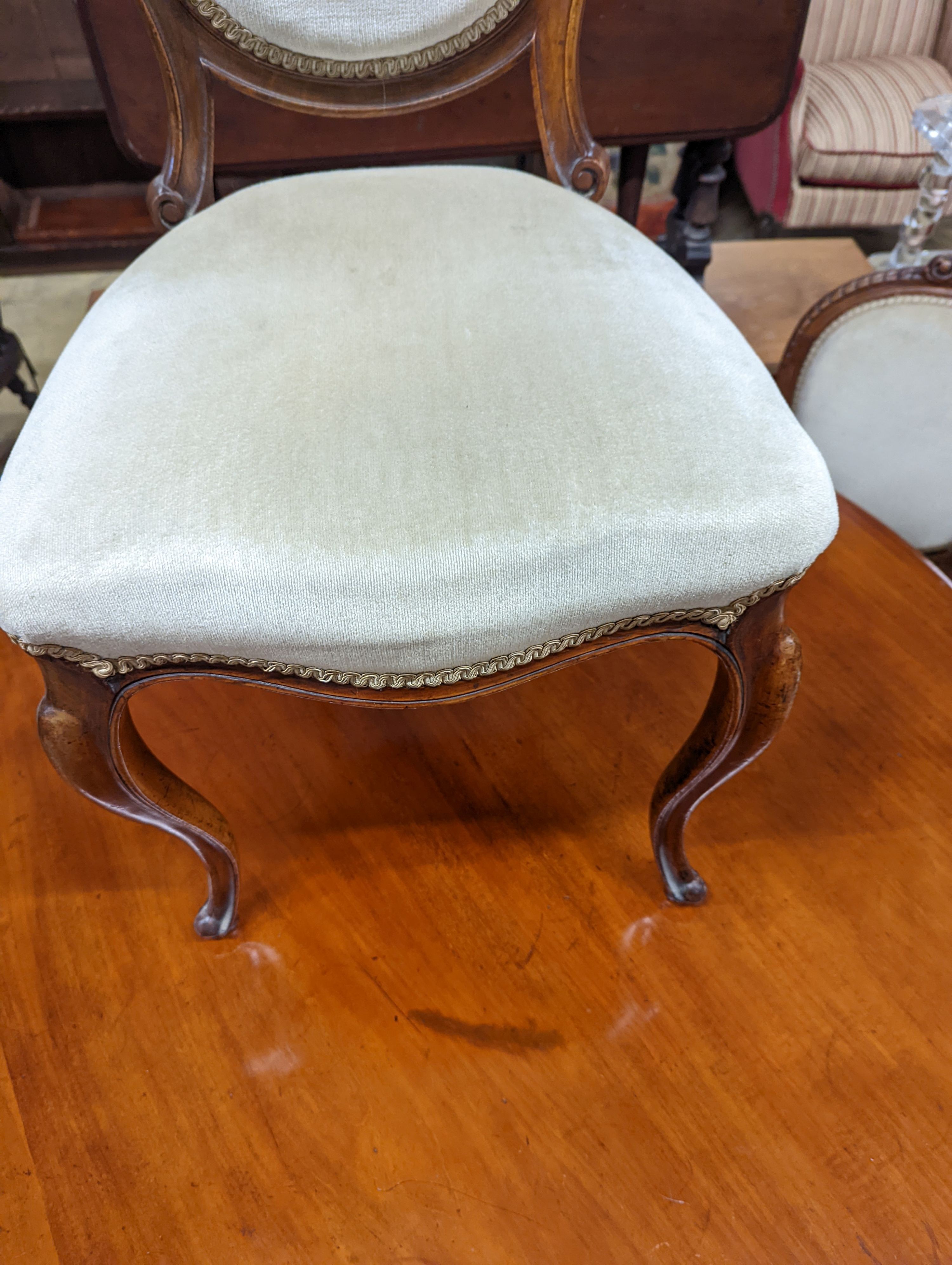 A set of six Victorian mahogany upholstered balloon back dining chairs together with a Victorian mahogany circular breakfast table, diameter 118cm, height 72cm